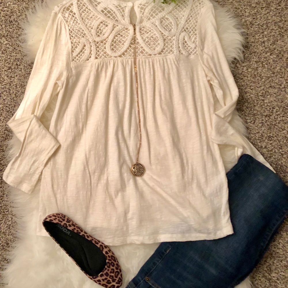 GAP flowy cream top with unique design